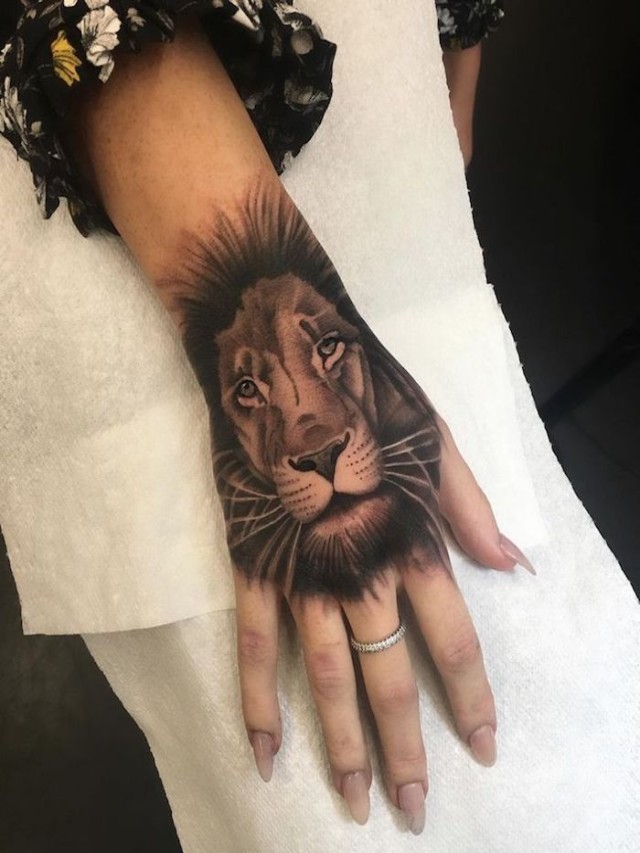 Sintético 102+ Foto tatuaje de león en la mano para mujer Actualizar