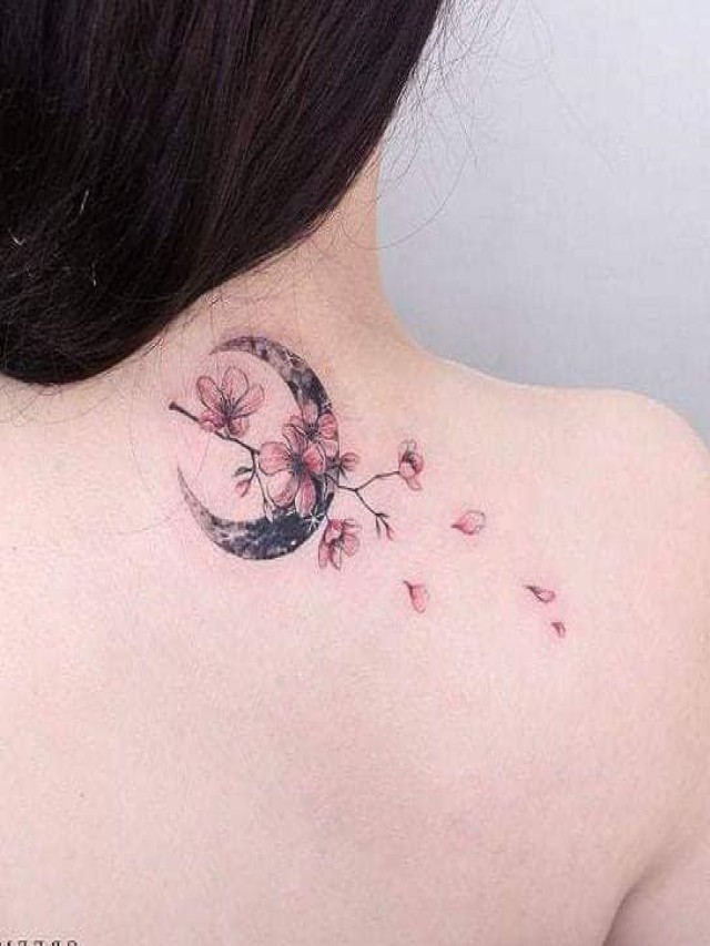 Arriba 98+ Foto tatuaje de media luna con flores Mirada tensa