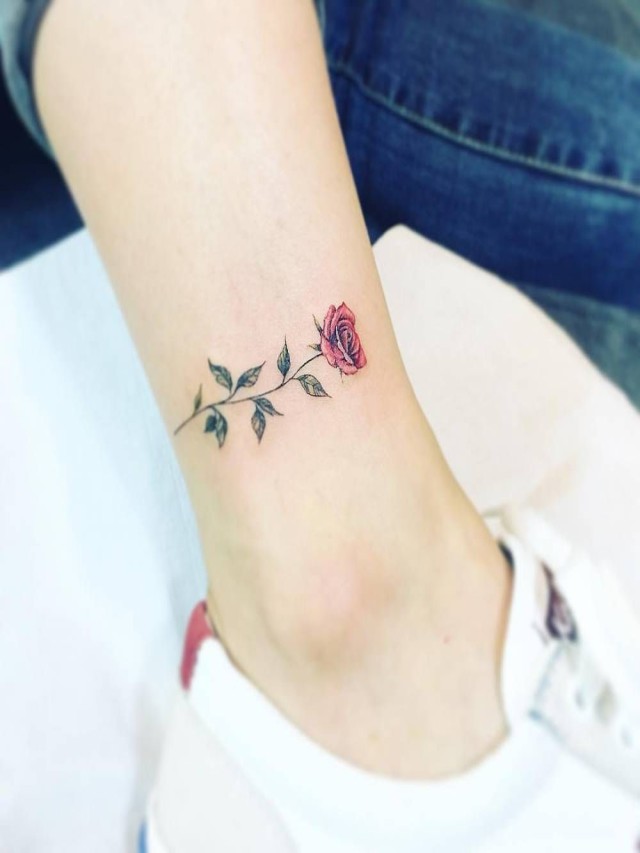 Arriba 95+ Foto tatuaje de rosa en el tobillo para mujer Mirada tensa