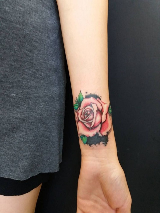 Arriba 94+ Foto tatuaje de una rosa en la muñeca Cena hermosa