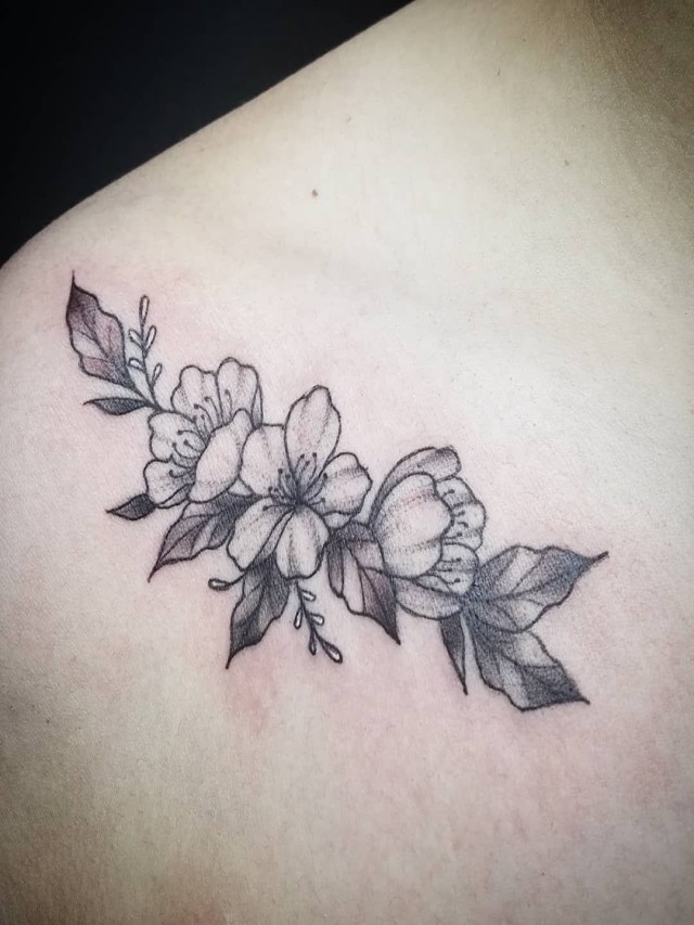 Arriba 96+ Foto tatuaje flor de cerezo blanco y negro Lleno