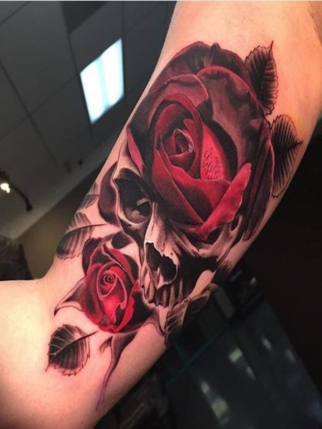 Em geral 93+ Imagen tatuajes de calaveras con rosas en la mano Lleno
