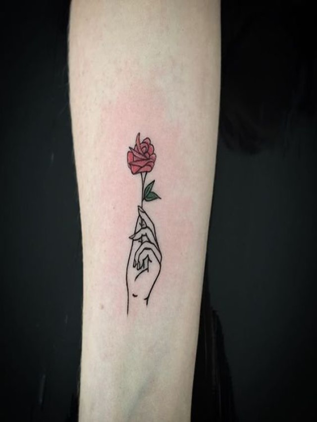 Arriba 105+ Imagen tatuajes de una mano agarrando una rosa Cena hermosa