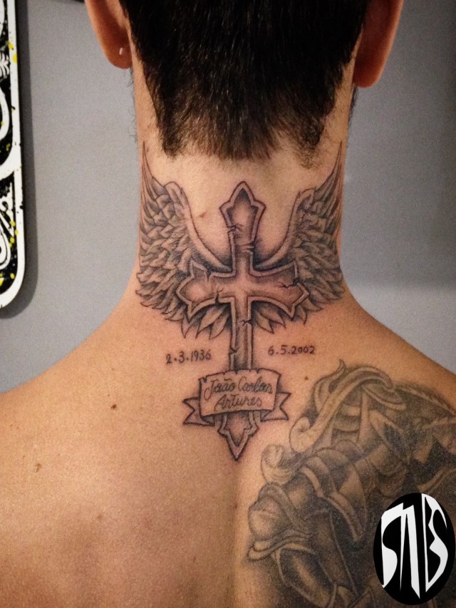 Arriba 95+ Imagen tatuajes de cruz con alas en el cuello Alta definición completa, 2k, 4k