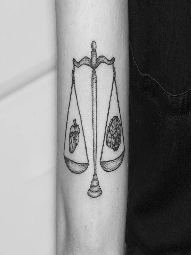 Lista 93+ Imagen tatuajes de la balanza de la justicia Mirada tensa
