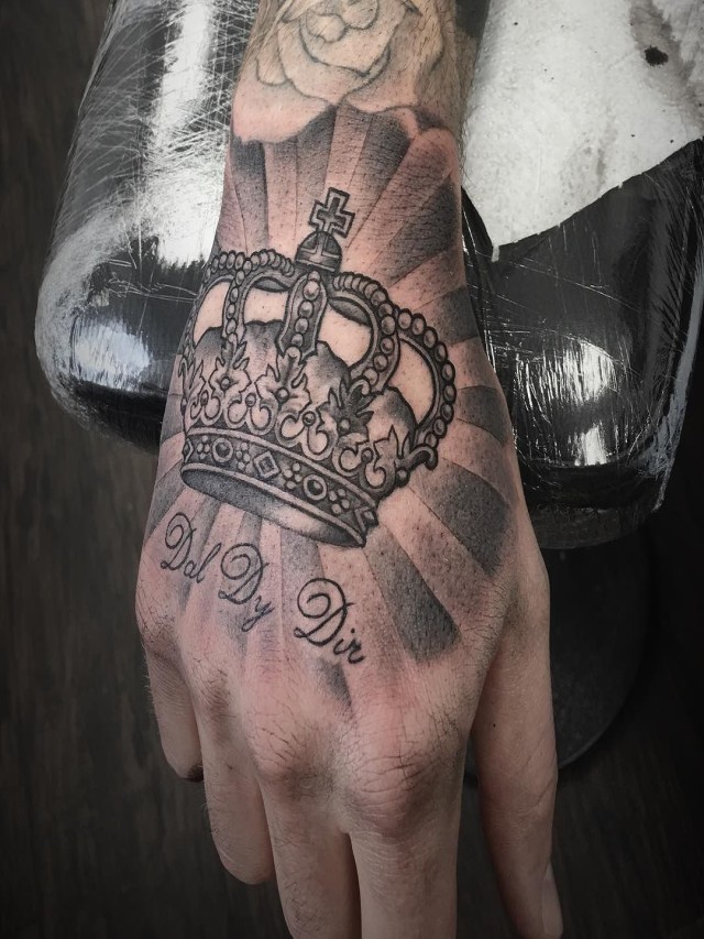 Arriba 101+ Imagen tatuajes de nombres con coronas en el brazo Cena hermosa