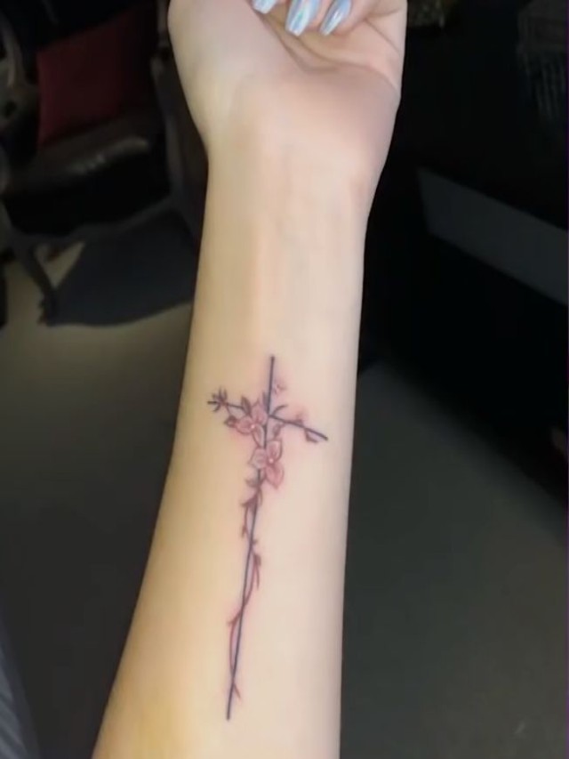 Álbumes 104+ Imagen tatuajes de cruz con rosas para mujer Actualizar