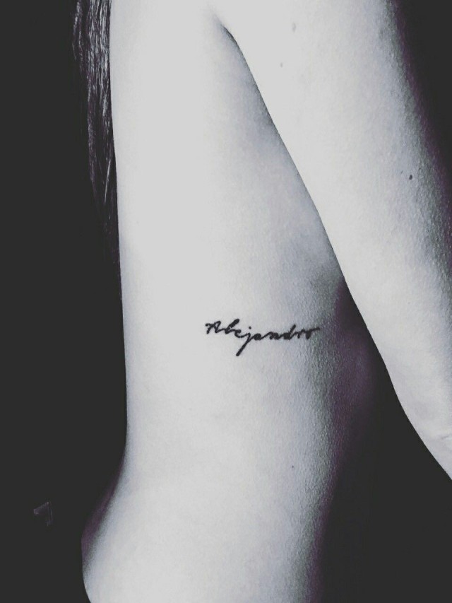 Em geral 91+ Imagen tatuajes de nombre alejandra en el brazo Mirada tensa