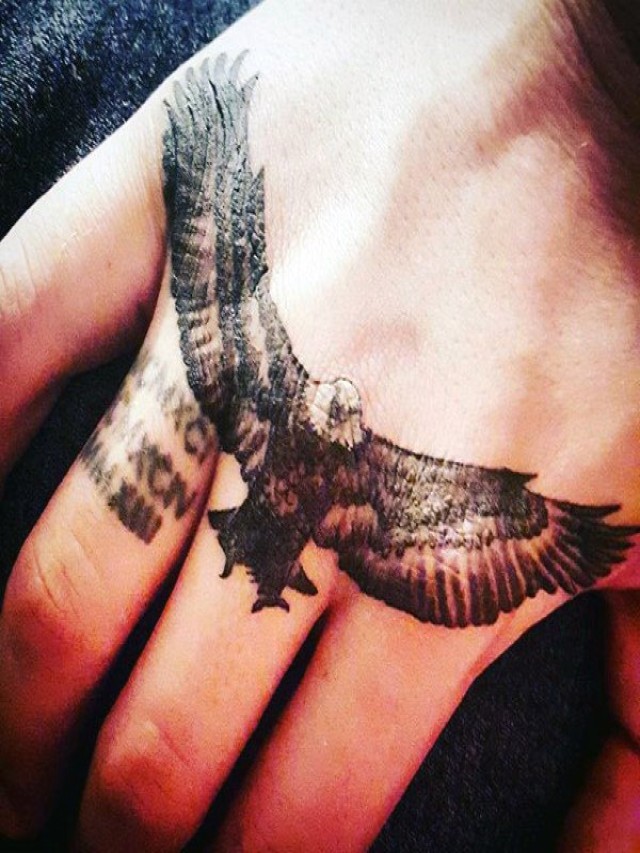 Lista 100+ Foto tatuajes de águila en la mano Mirada tensa