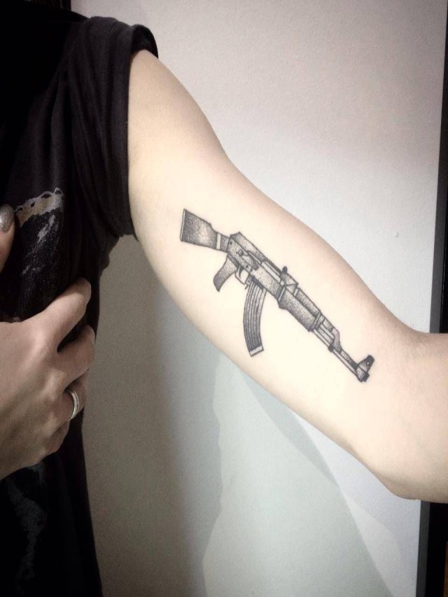 Sintético 96+ Foto tatuajes de armas en el brazo Alta definición completa, 2k, 4k