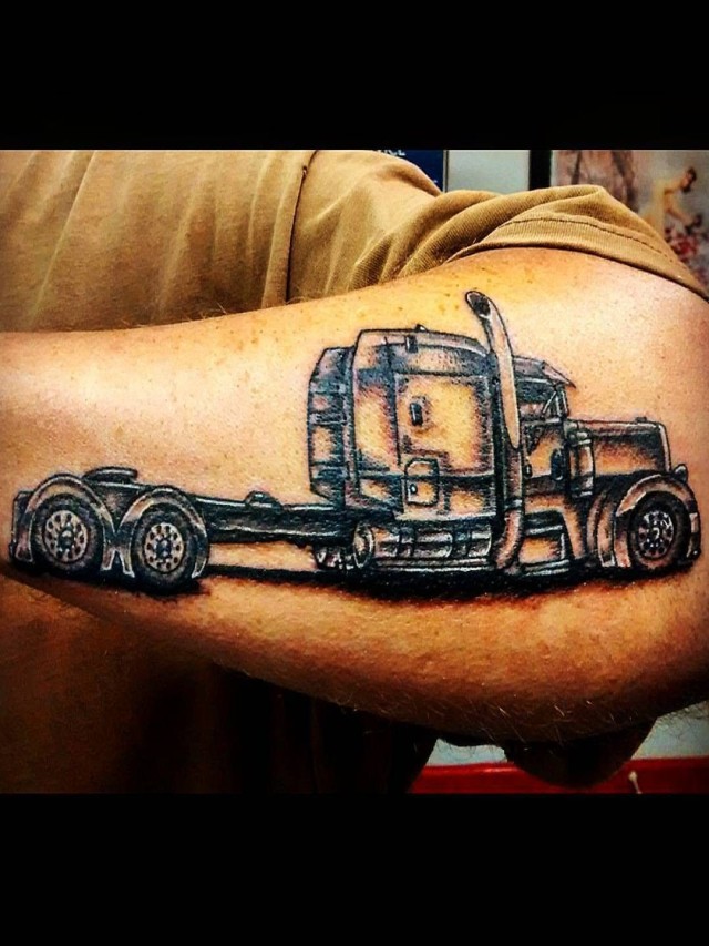 Lista 98+ Foto tatuajes de camiones en el brazo Mirada tensa