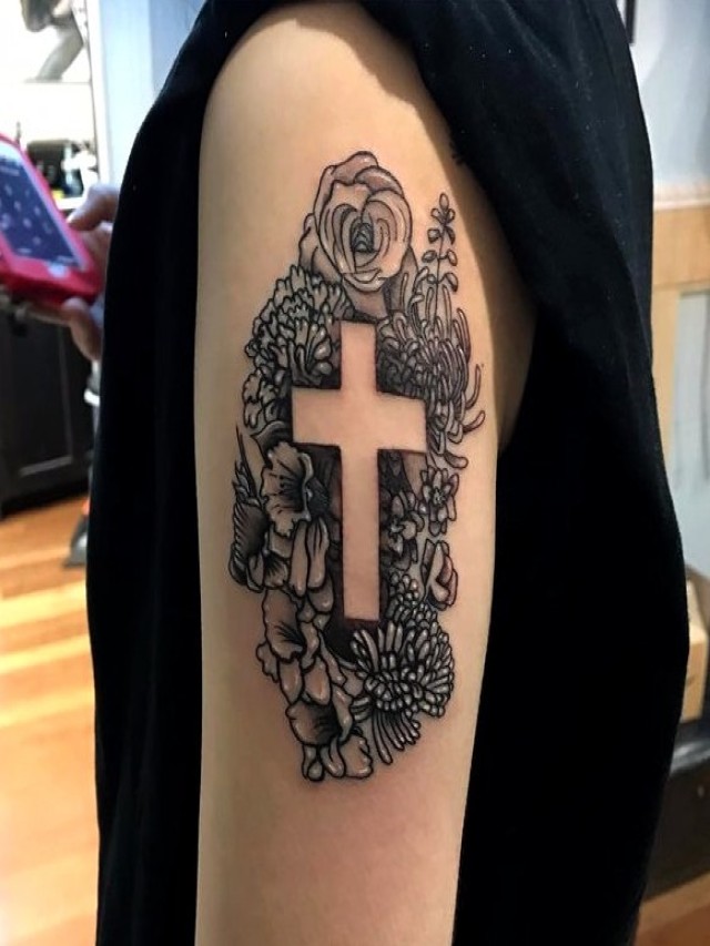 Arriba 94+ Foto tatuajes de cruz en el hombro Lleno