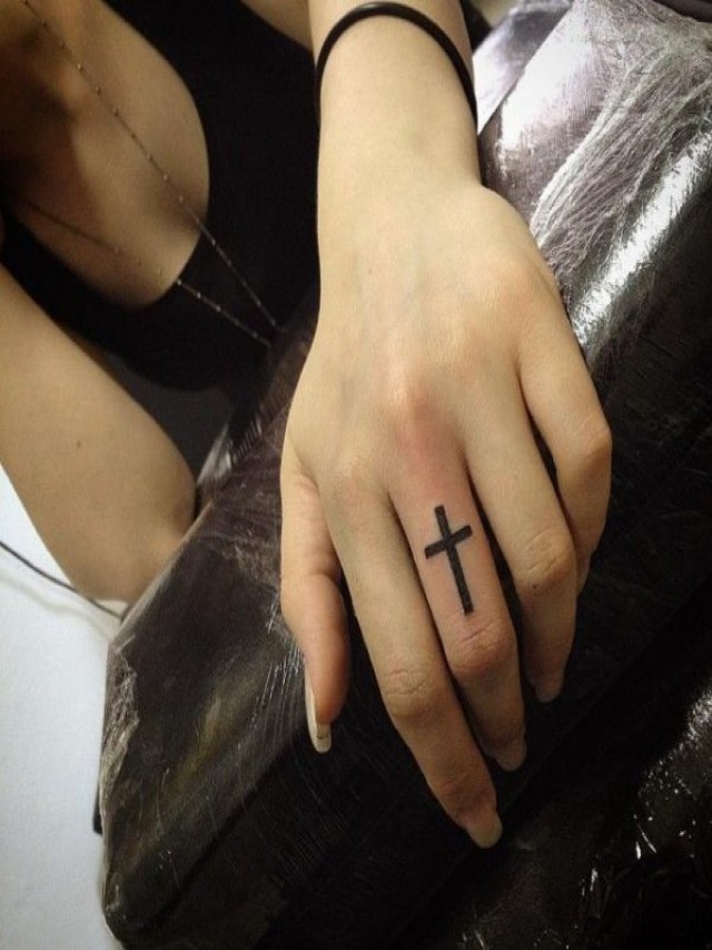 Lista 104+ Foto tatuajes de cruz en la mano para mujer El último