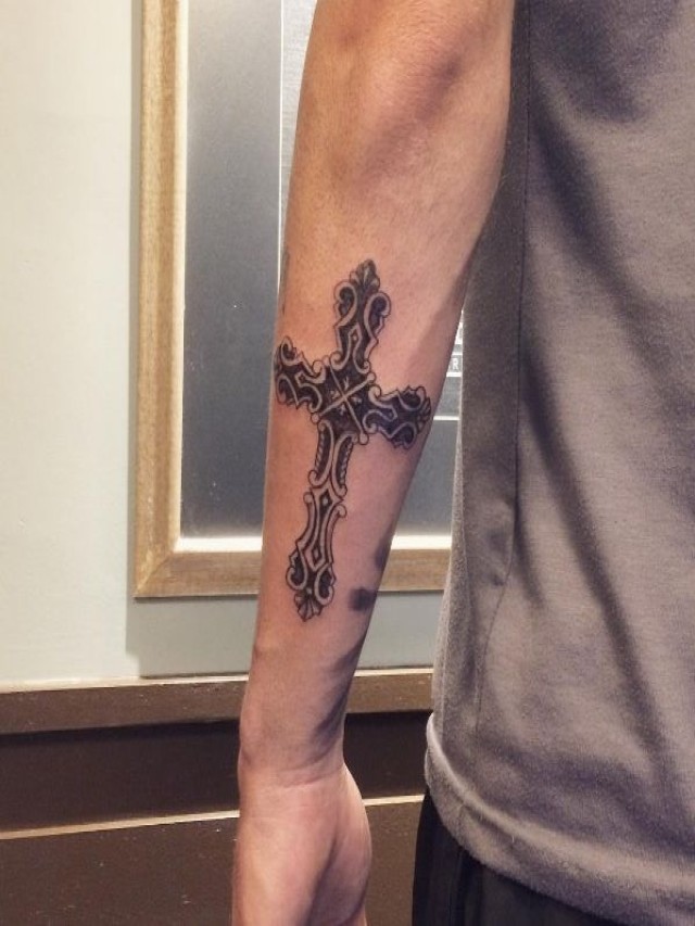 Arriba 93+ Foto tatuajes de cruz para hombre en el brazo El último