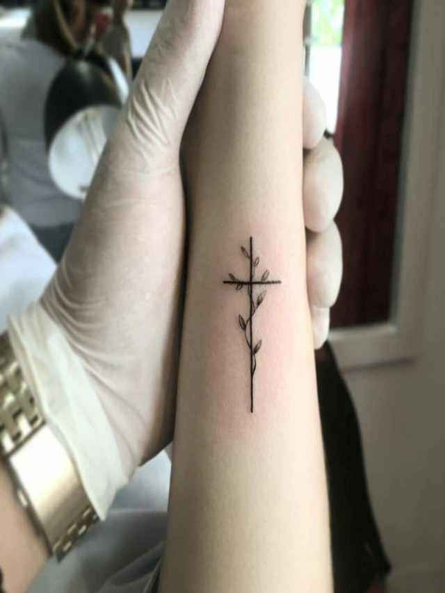 Lista 94+ Foto tatuajes de cruz para mujer en el brazo Alta definición completa, 2k, 4k