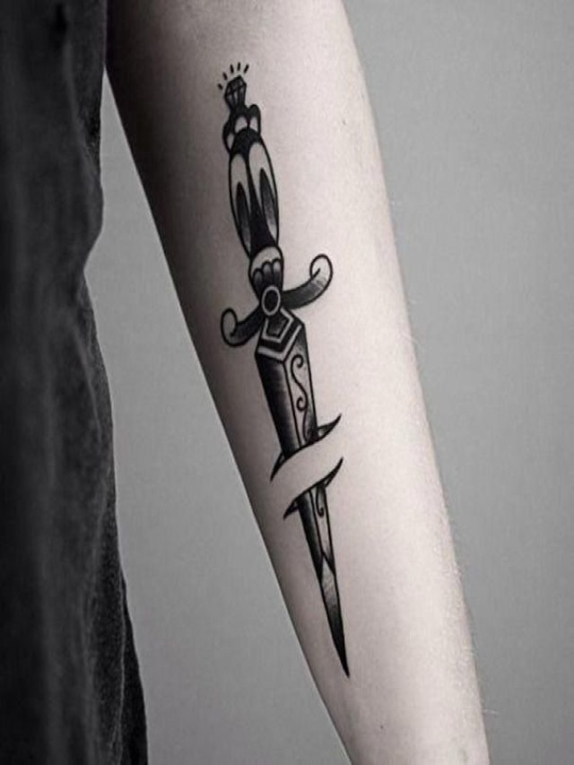 Álbumes 102+ Foto tatuajes de dagas blanco y negro Mirada tensa
