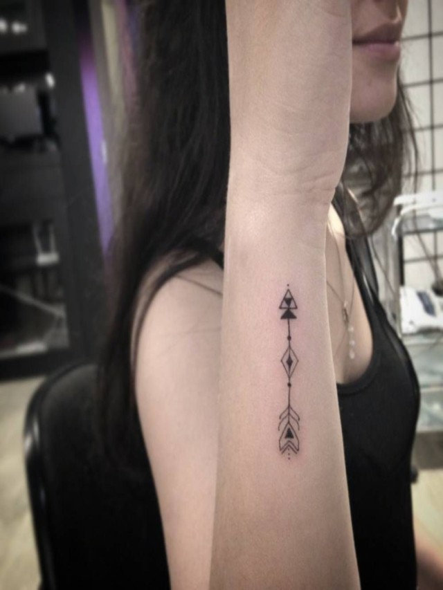 Lista 92+ Foto tatuajes de flechas en la mano Mirada tensa