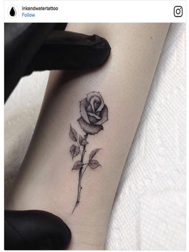 Sintético 105+ Foto tatuajes de flores blanco y negro pequeños Cena hermosa