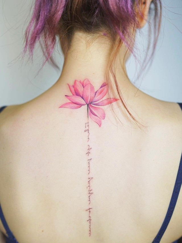 Arriba 105+ Foto tatuajes de flores con letras en la espalda Mirada tensa