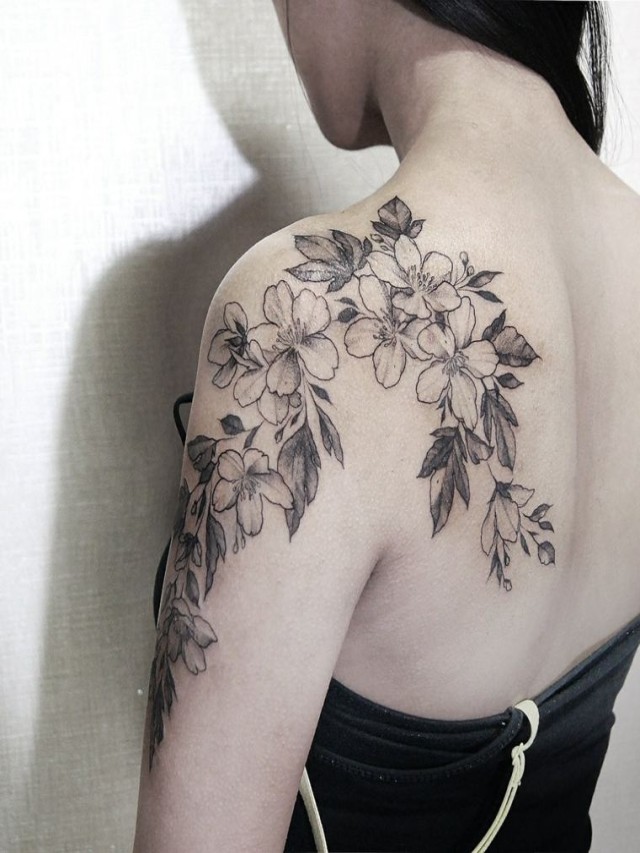 Arriba 98+ Foto tatuajes de flores en los hombros Cena hermosa