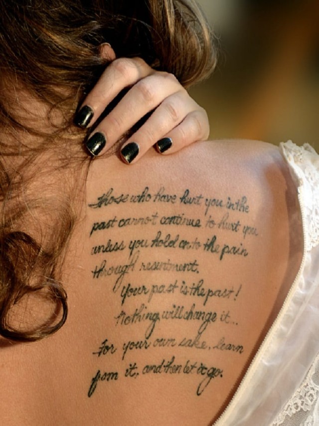 Lista 95+ Foto tatuajes de letras en la espalda para mujeres Mirada tensa