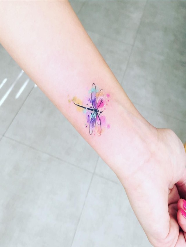 Arriba 103+ Foto tatuajes de libélulas para mujeres a color Mirada tensa