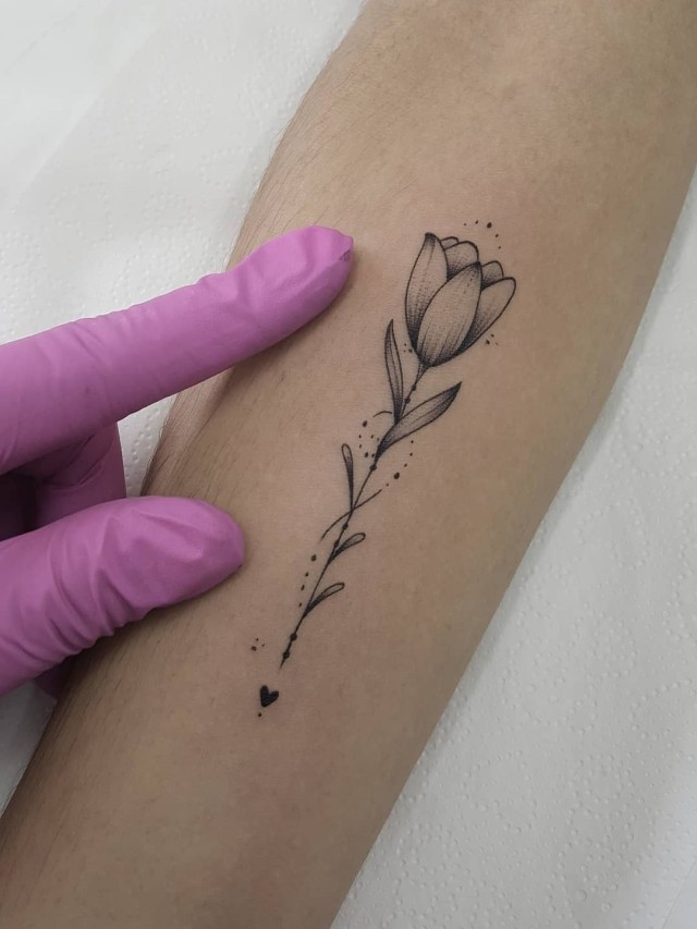 Arriba 90+ Foto tatuajes de tulipanes en la mano Alta definición completa, 2k, 4k