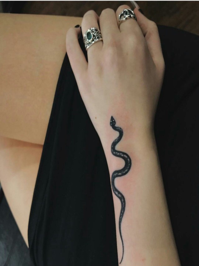 Lista 90+ Foto tatuajes de vibora para mujer en la mano Alta definición completa, 2k, 4k