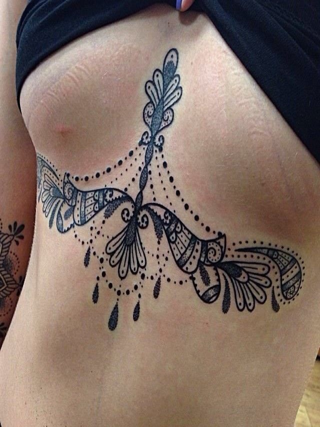 Lista 91+ Foto tatuajes sexis para mujer en el pecho y su significado Mirada tensa